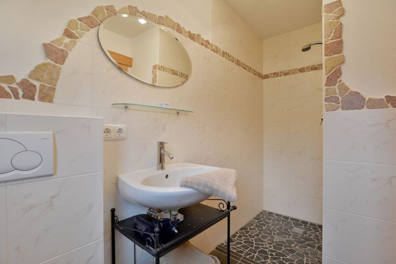 Lamplhof-Walchsee-Seestrasse-25-Zuhauesl-Badezimmer.jpg