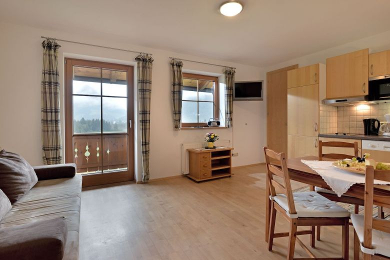 Lamplhof-Walchsee-Seestrasse-25-Ferienwohnung-Lamplhof-Suite-Wohnkueche.jpg
