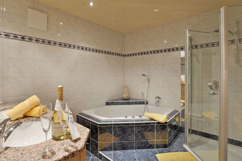 Lamplhof-Walchsee-Seestrasse-25-Ferienwohnung-Lamplhof-Suite-Badezimmer.jpg