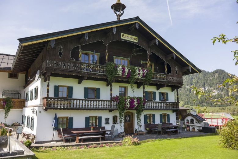 Lamplhof_Seestrasse_25_Walchsee_Haus_Sommer.jpg