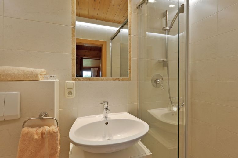 Lamplhof-Walchsee-Seestrasse-25-Ferienwohnung-Kaiser-Badezimmer.jpg