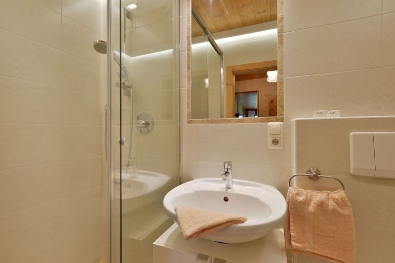 Lamplhof-Walchsee-Seestrasse-25-Ferienwohnung-Seeseite-Badezimmer.jpg