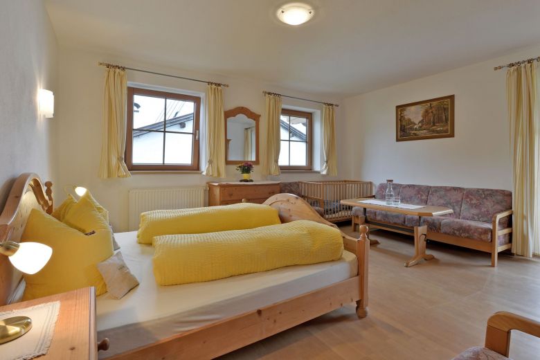 Lamplhof-Walchsee-Seestrasse-25-Ferienwohnung-Lamplhof-Suite-Schlafzimmer.jpg